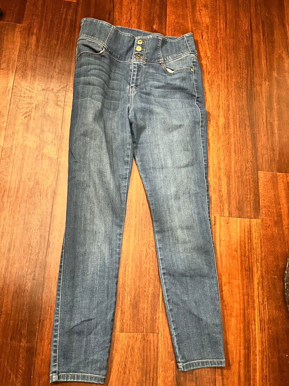 Guess women’s blue jeans waist 32, straight,